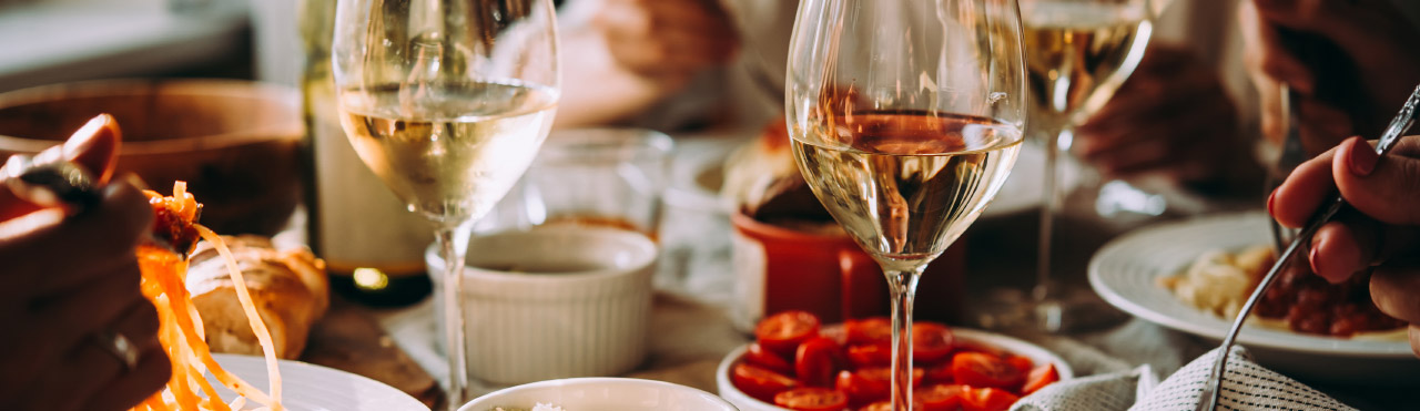 table dressée avec du vin et de la nourriture