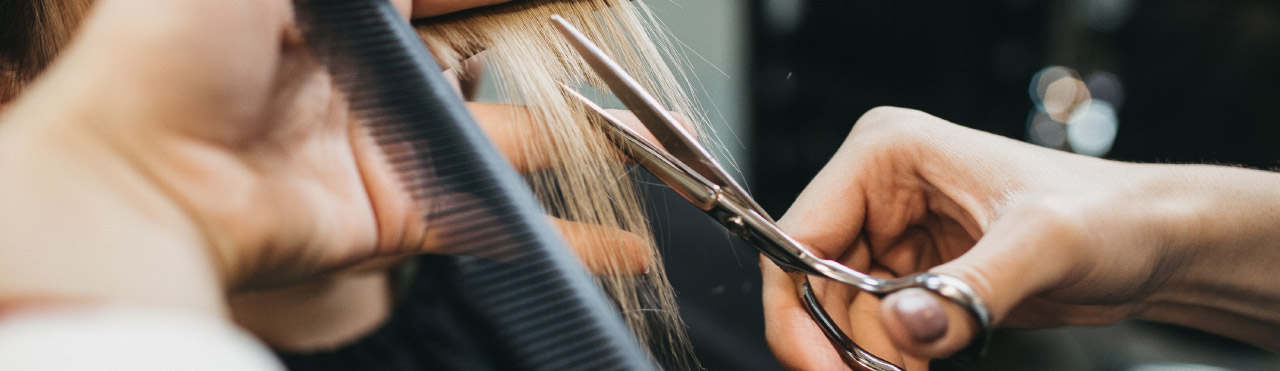 Lang haar dat geknipt wordt