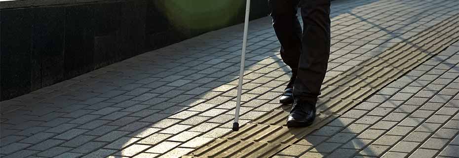 Reinigen van blindgeleide noppen