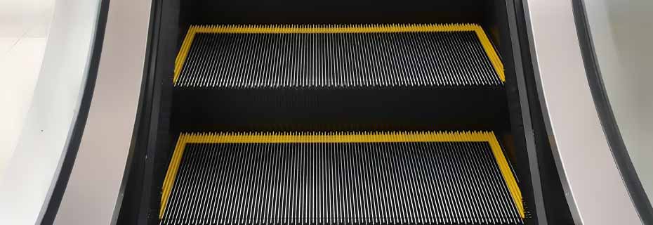 Cleaning an escalator while in motion