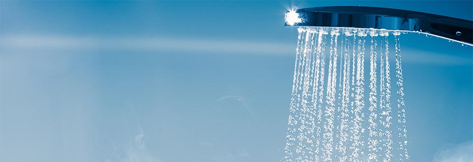 Comment éliminer le calcaire et la graisse d'une paroi de douche ?