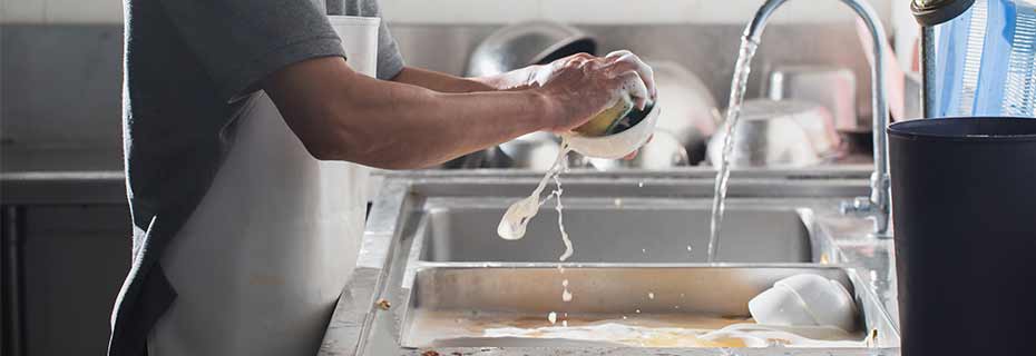 The right equipment for washing dishes by hand